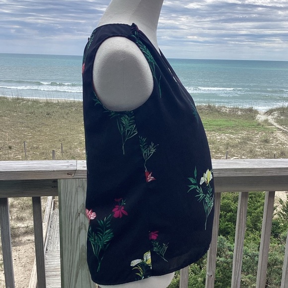 Floral V-Neck Tank by Vince Camuto - Picture 6 of 10